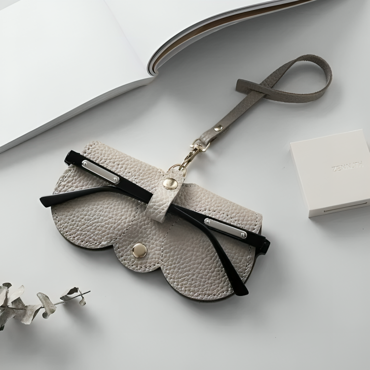 1 + 1 GRATIS IDAG | OptiPouch⹠| Platsbesparande, snyggt fodral för dina solglasögon!