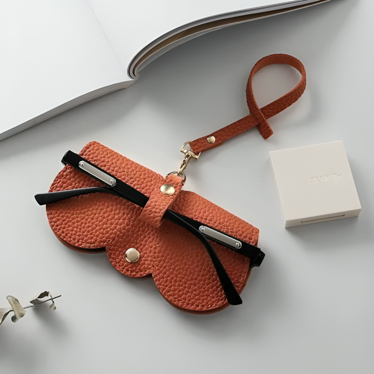 1 + 1 GRATIS IDAG | OptiPouch⹠| Platsbesparande, snyggt fodral för dina solglasögon!