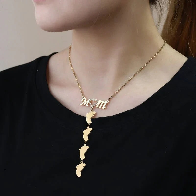 TILLFĂLLIGT 50% RABATT | LittleStepsâą | Personligt baby fot namn halsband