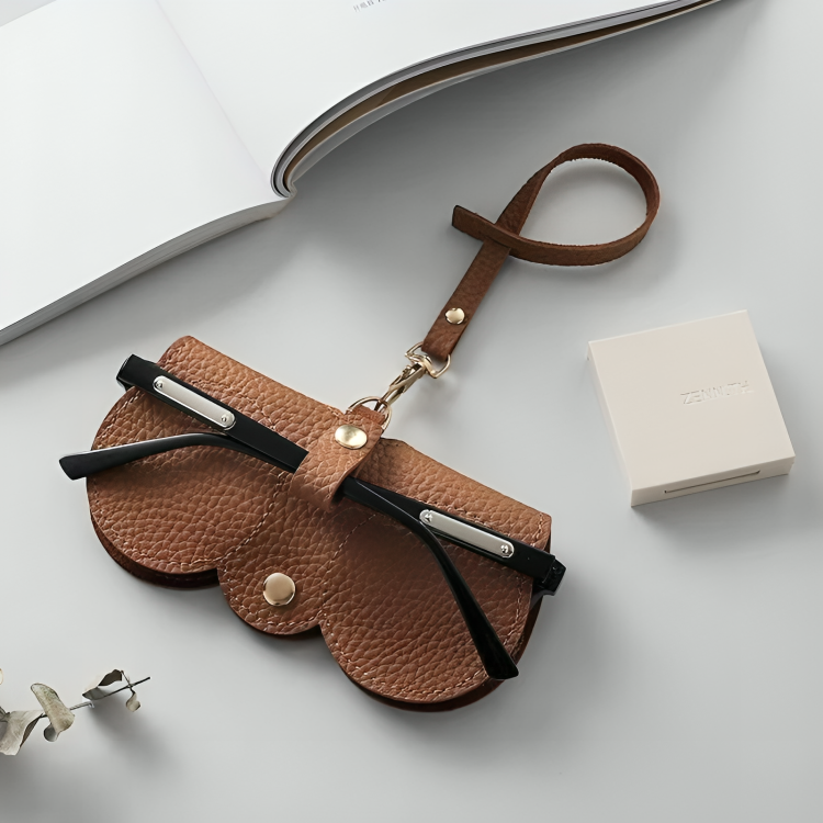 1 + 1 GRATIS IDAG | OptiPouch™ | Platsbesparande, snyggt fodral för dina solglasögon!
